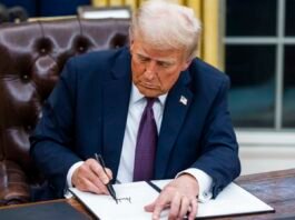 Trump firmando la orden de los LGBT