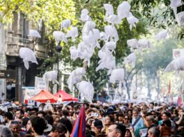 Pañuelos blancos, símbolo de lucha de las Madres de Plaza de Mayo. Crédito: REUTERS/ Agustín Marcarían.