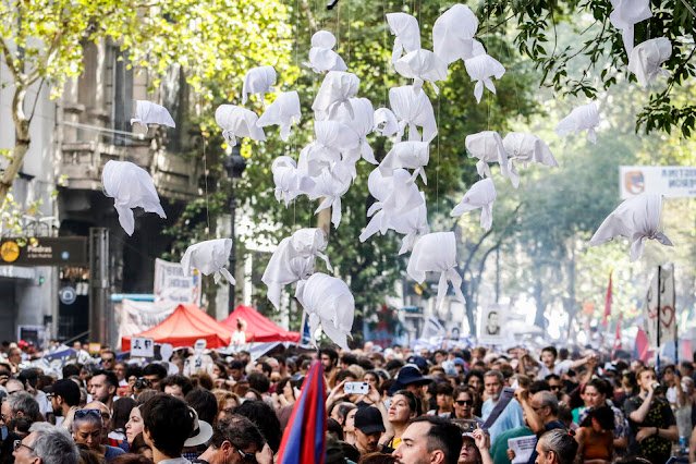 Pañuelos blancos, símbolo de lucha de las Madres de Plaza de Mayo. Crédito: REUTERS/ Agustín Marcarían.
