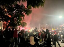 Buenos Aires se tiñe de rojo:  banderazo de América de Cali antes del partido ante Huracán Banderazo América de Cali