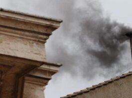 Humo Negro en el vaticano primer dia