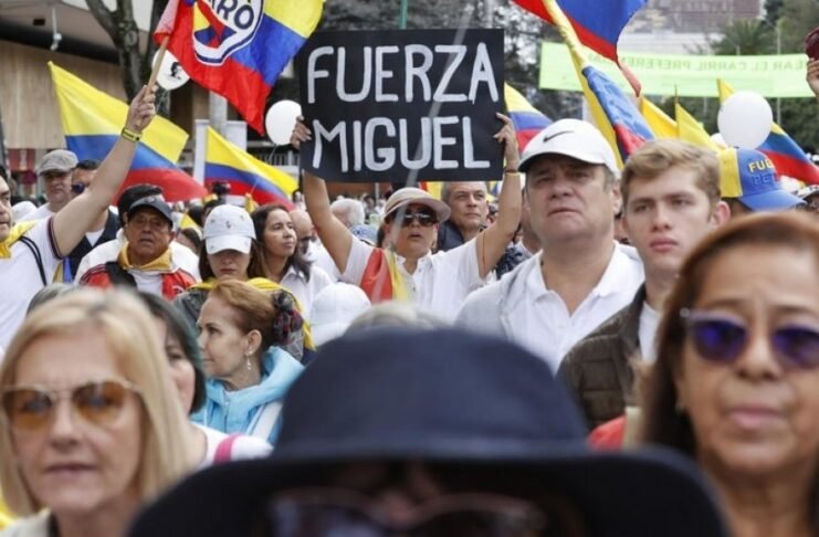 "Fuera Miguel" "Fuera Petro"